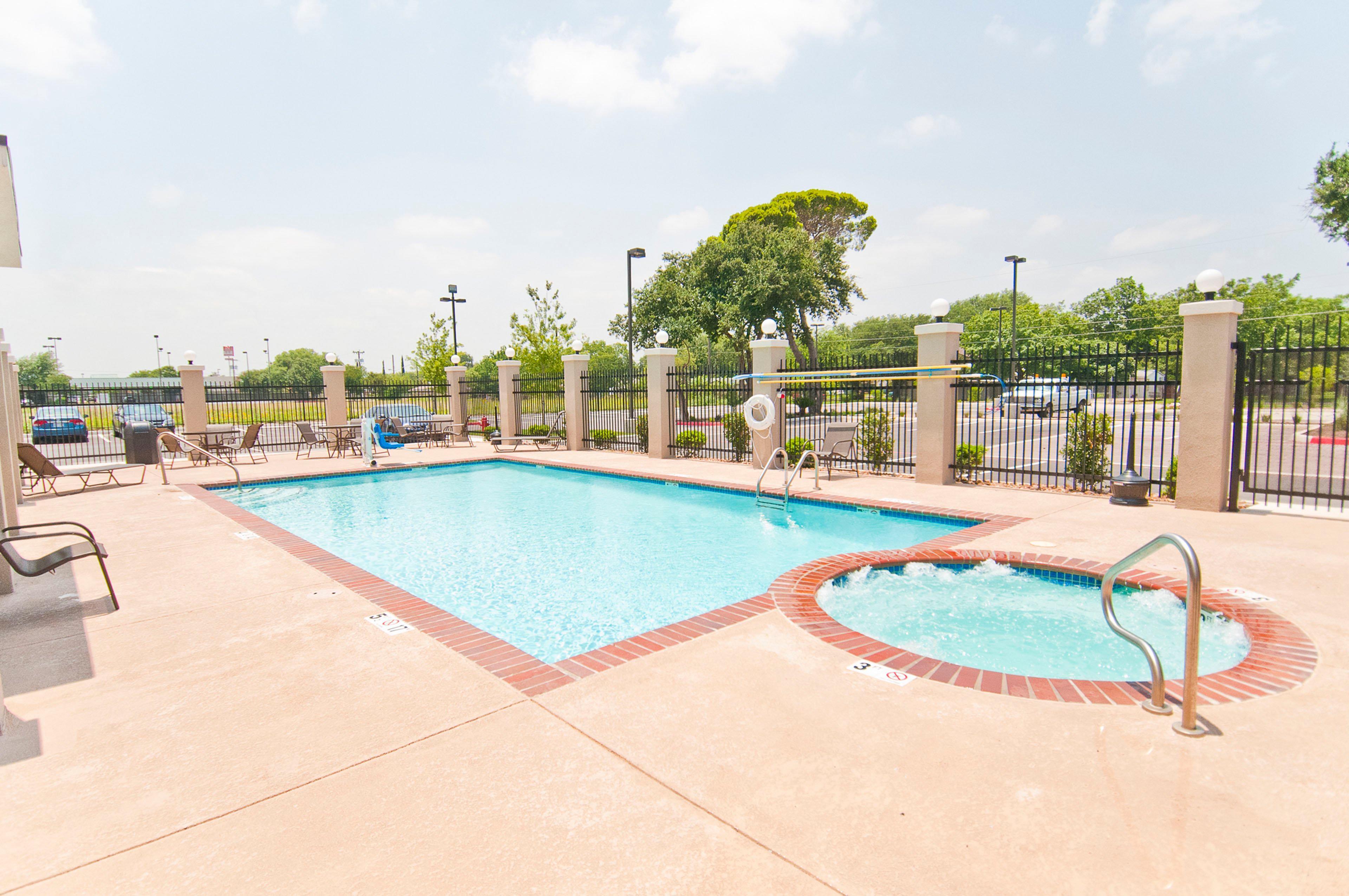 Holiday Inn Express & Suites San Antonio Frost Bank Center By Ihg Esterno foto