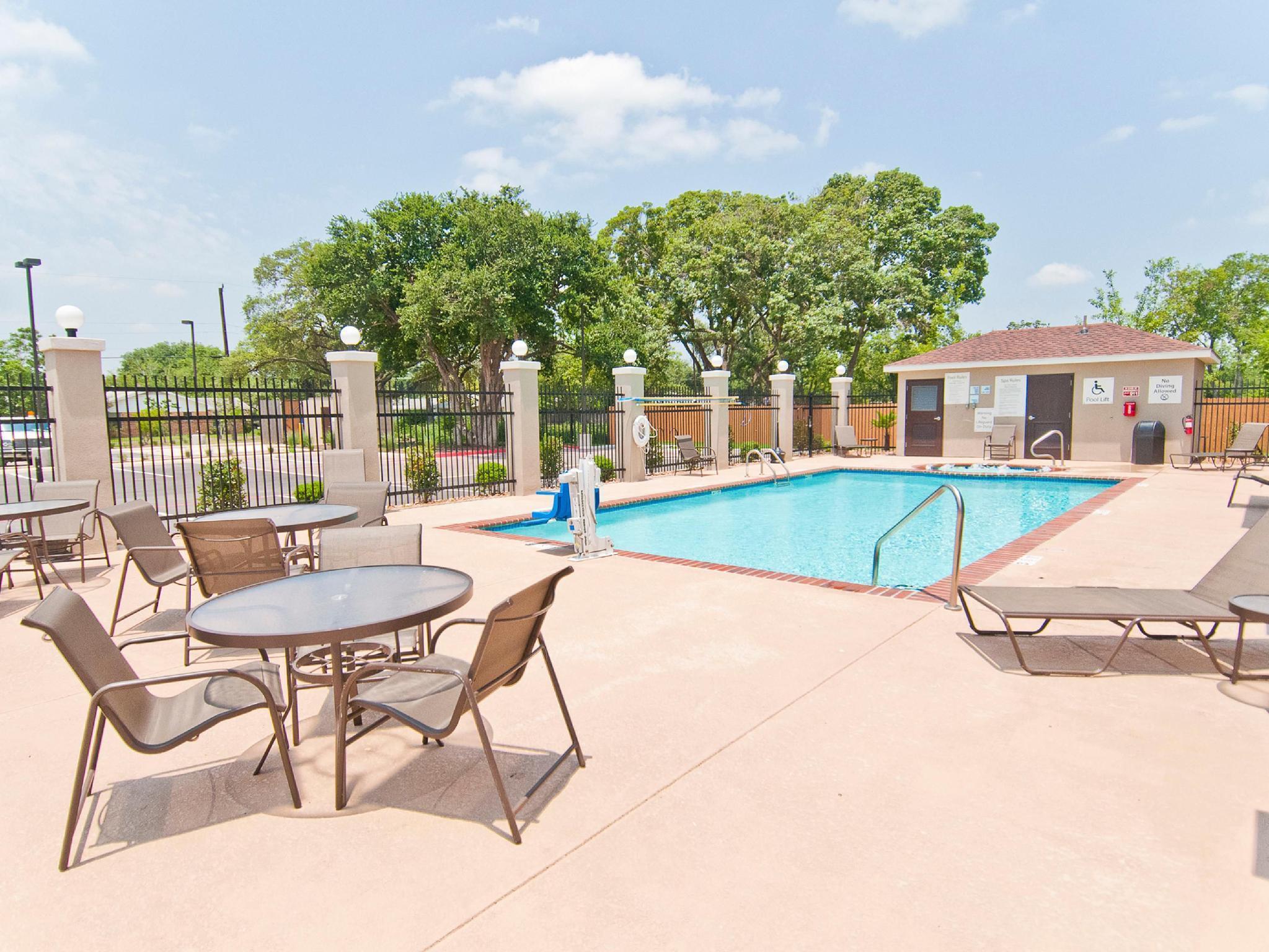 Holiday Inn Express & Suites San Antonio Frost Bank Center By Ihg Esterno foto