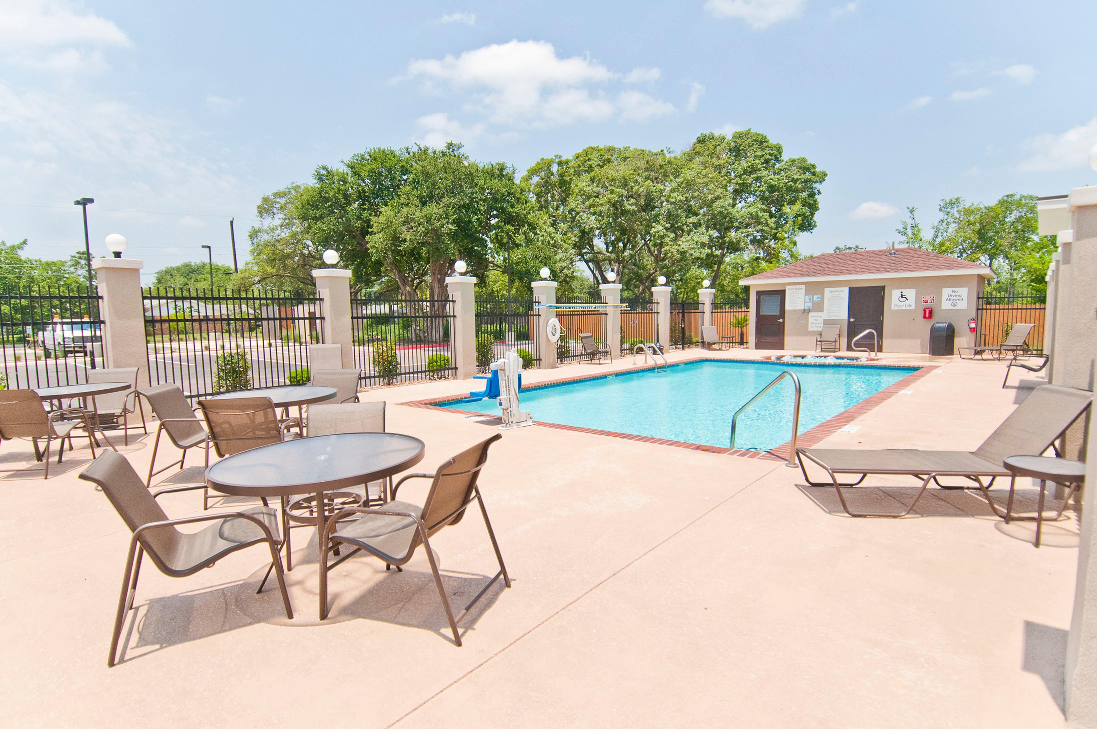 Holiday Inn Express & Suites San Antonio Frost Bank Center By Ihg Esterno foto