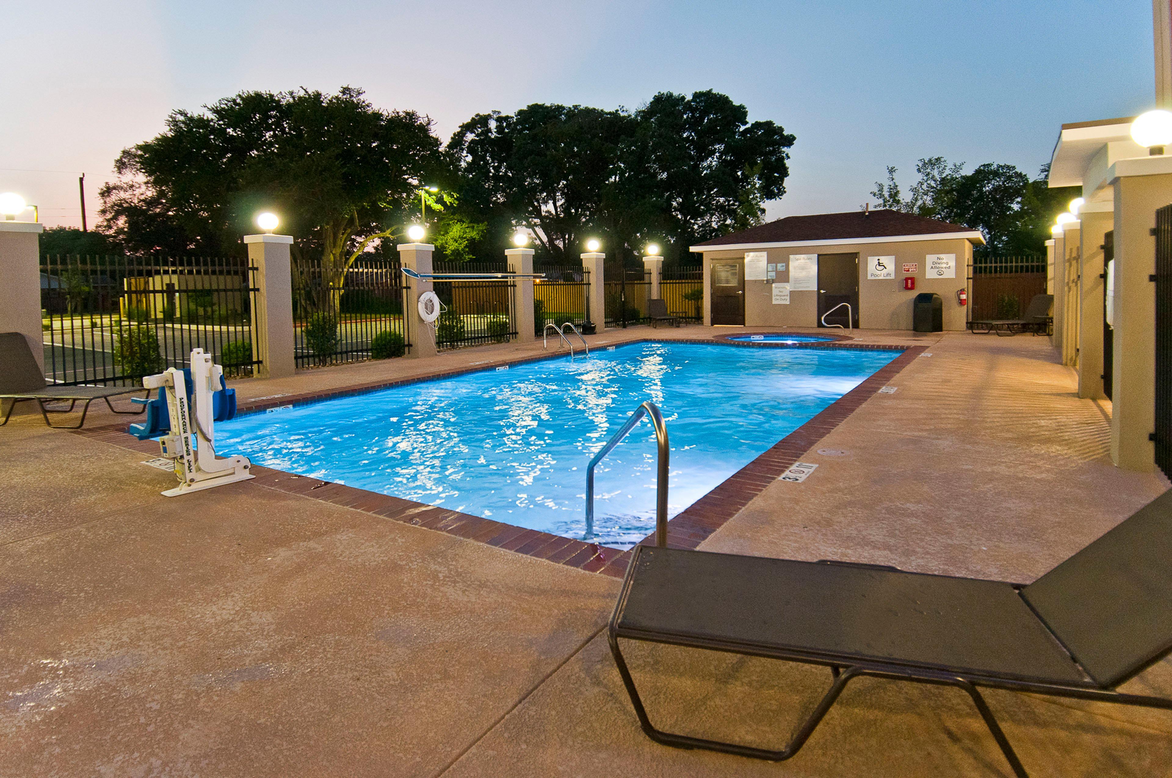 Holiday Inn Express & Suites San Antonio Frost Bank Center By Ihg Esterno foto