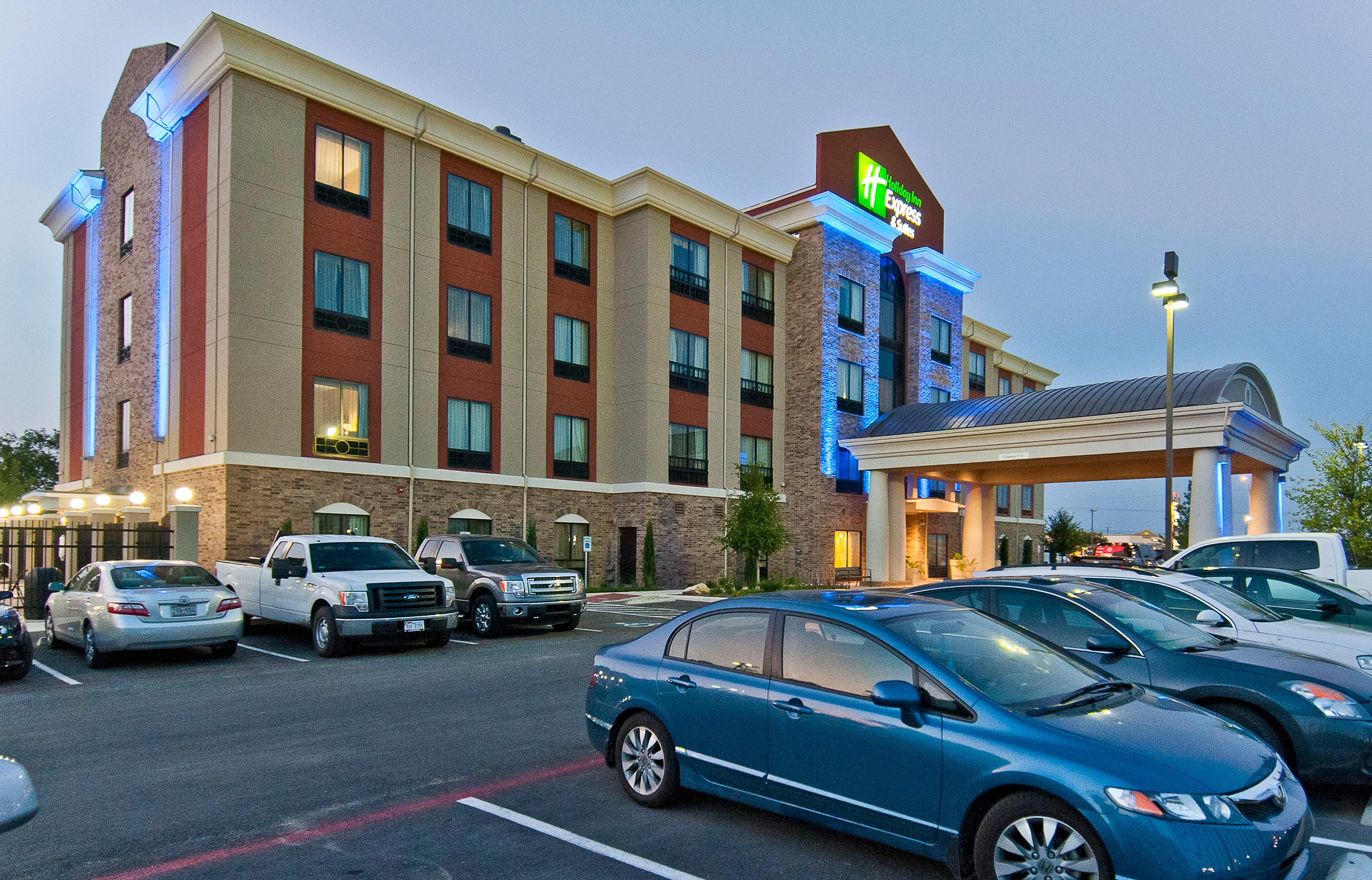 Holiday Inn Express & Suites San Antonio Frost Bank Center By Ihg Esterno foto